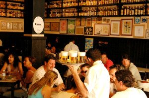 Célebre bar belga, Delirium Café abre até setembro em SP