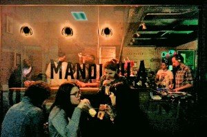 Food park da Vila Olímpia estreia happy hour com clima de balada nesta quinta