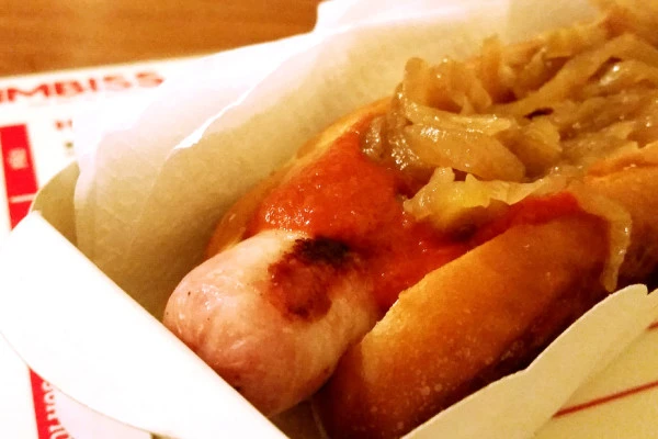Novidade na Vila Madá, Imbiss alia cervejas artesanais e hot-dogs à moda de Berlim