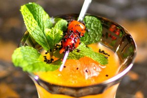 Bar de coquetéis Frank ganha cardápio de petiscos com hambúrgueres do Meats