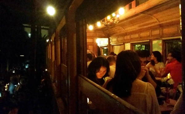 Devido a grande procura, bar dentro de vagão de trem na Mooca estende temporada