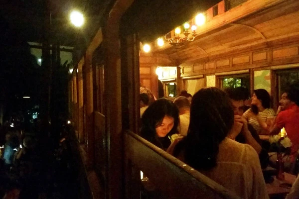 Devido a grande procura, bar dentro de vagão de trem na Mooca estende temporada