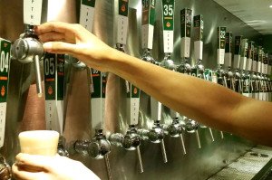 Numa chamativa esquina do Itaim, novo Banana Café finalmente abre as portas