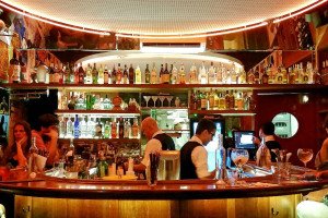 Bar-balada BTNK, dentro de vagão de trem na Mooca, começa a abrir às sextas-feiras