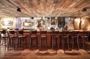 Ainda desconhecido, barman Mauricio Barbosa brilha à frente do Bar do Tuju