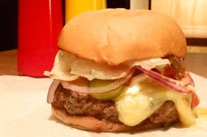 Deliciosas carnes defumadas do BOS BBQ estão de volta, em novo e bacana endereço