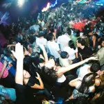 Nova festa ressuscita por uma noite baladas icônicas como Hell’s e Manga Rosa
