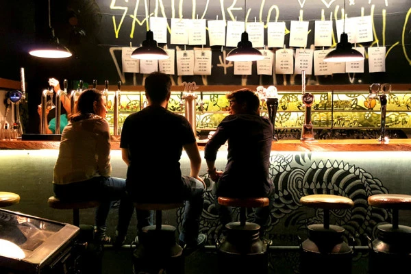 [SP] Vila Madalena ganha o descolado bar Van der Ale, que produz os próprios chopes