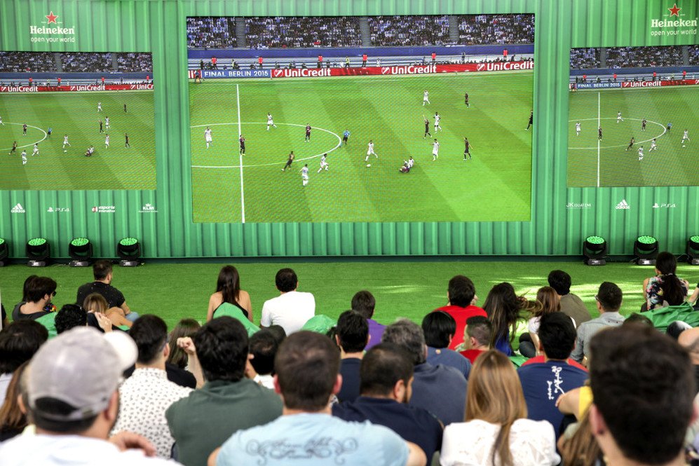 Heineken coloca torcedores em campo e jogadores na arquibancada, para  celebrar a UEFA Champions League Final - APP Brasil