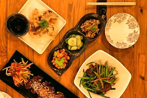 [SP] Sensação do MasterChef, chinesinha Jiang inaugura boteco asiático Chi, em Pinheiros