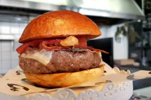 Novíssima hamburgueria C6, do chef Marcos Livi, vira sensação do Mercado de Pinheiros