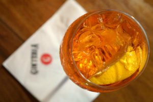 Bar Mica ganha filial em Pinheiros com foco nos yakitoris, espetinhos à moda oriental