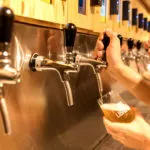 Cervejaria gaúcha Perro Libre inaugura tap room em Pinheiros com 15 torneiras de chope