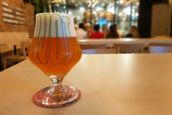 Vila Olímpia ganha grandioso brewpub What's on Tap?, que serve 12 estilos de chope