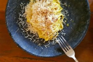 De localização peculiar, Quintal deBetti combina ótimas carnes, cerveja e badalação