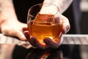 Tan Tan Noodle Bar dobra de tamanho e ganha atraente balcão dedicado à coquetelaria