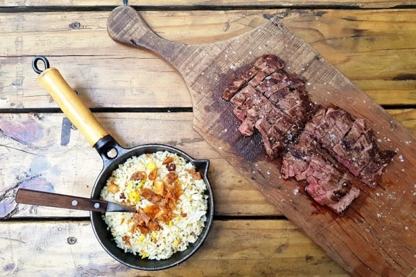 De localização peculiar, Quintal deBetti combina ótimas carnes, cerveja e badalação