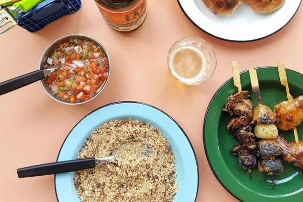 Novo bar de espetinhos e cervejas, Laje Pirajá leva ares festivos ao piso superior do Pirajá