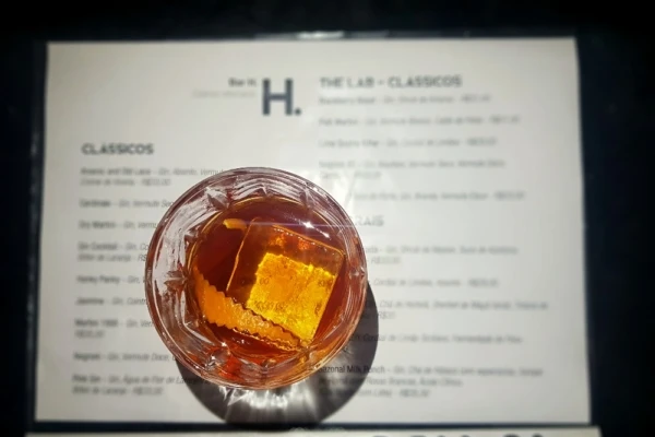Antes um bar fechado e secreto, speakeasy The Lab abre ao público e chama-se agora H.