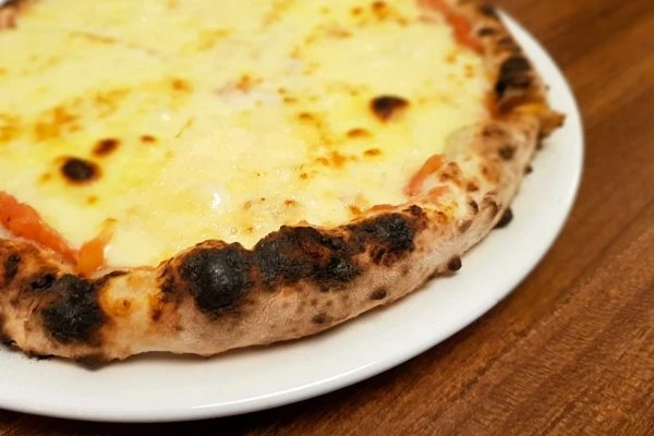 Vila Madalena ganha bacana pizza-bar Marias e Clarices, que usa cerveja na massa da pizza