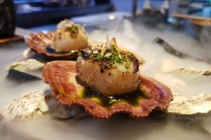 Pequenina Rua Urussuí, no Itaim, ganha um ótimo restaurante nipo-peruano, o Imakay