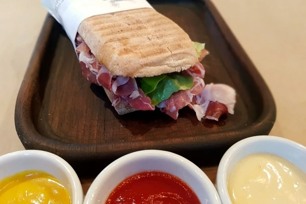 Sanduicheria italiana sofisticada, Gero Panini abre bem ao lado da Casa Bandeirista do Itaim