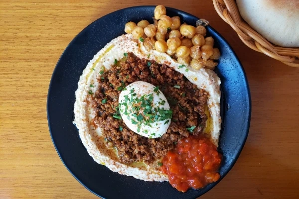 Lanchonete judaica Pinati brilha com hambúrgueres, shawarma e bolovo de faláfel