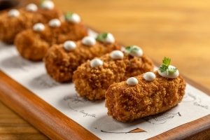 Inspiradas receitas de Checho Gonzales dão brilho ao Mescla, novidade na Barra Funda