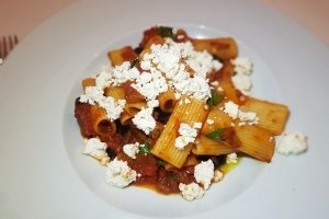 Lanchonete judaica Pinati brilha com hambúrgueres, shawarma e bolovo de faláfel