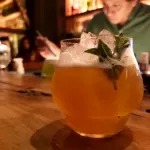 Nova cria do Nagayama, Bar do Naga atrai com ótimos coquetéis e petiscos orientais
