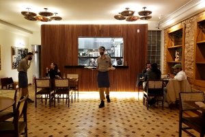 Jiquitaia muda-se para sedutora casa retrô no Paraíso e ganha novidades no menu