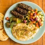 Criado por paulistana que morou em Israel, Yalah atrai com receitas judaicas caseiras