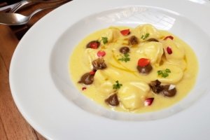 Adega Santiago da Sampaio Vidal ganha bem-vinda extensão ao ar livre, o Pateo da Adega