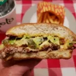 Ráscal e Z Deli lançam em parceria o Jota, que faz um dos melhores smash burgers de SP