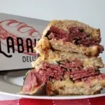 Labaki DeliShop, da chef Paula Labaki, faz um dos melhores sanduíches de pastrami de SP