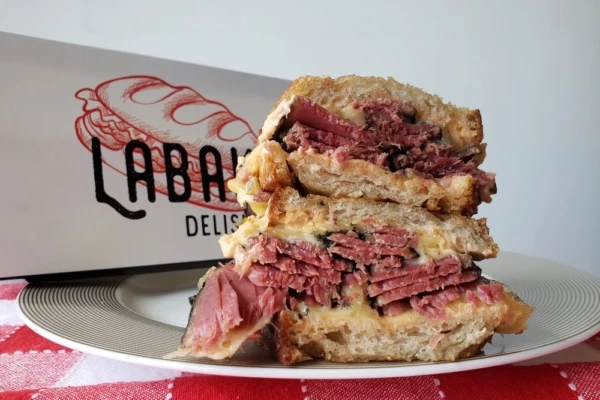 Labaki DeliShop, da chef Paula Labaki, faz um dos melhores sanduíches de pastrami de SP