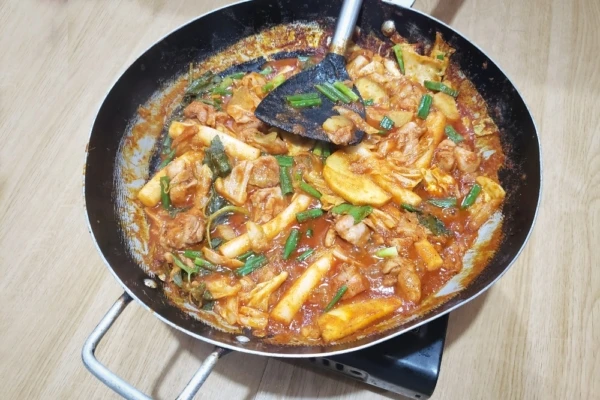 Achado no Bom Retiro, Hwang To Gil encanta pelas receitas coreanas de sabor caseiro