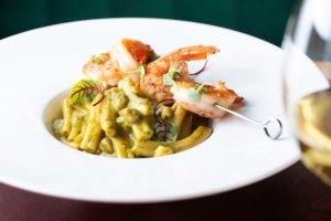 Célebre endereço potiguar, restaurante Camarões chega a SP com cozinha afinada