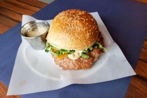 Casal Rueda turbina Lanchonete da Cidade com novos hot-dogs, burgers e milk-shakes