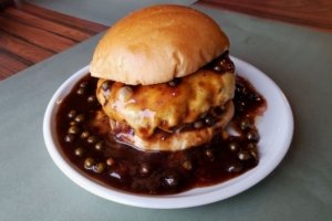 Casal Rueda turbina Lanchonete da Cidade com novos hot-dogs, burgers e milk-shakes