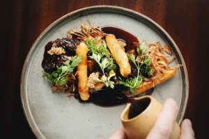 Charlô Bistrô reabre nos Jardins com preços moderados e atmosfera mais descontraída