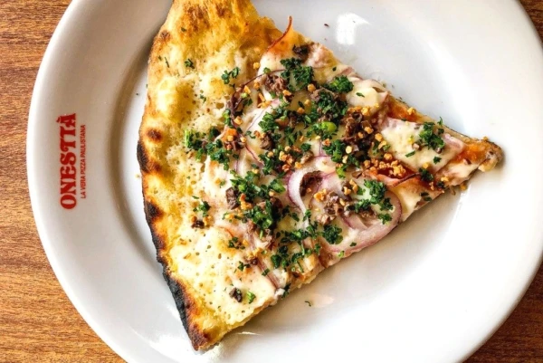 Chef Fellipe Zanuto inaugura na Mooca o Onesttà, que faz ode à ‘vera pizza paulistana’
