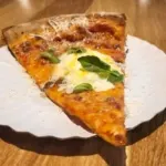 Ex-Bráz Elettrica, Paul Cho inaugura a Paul’s Boutique, que serve ótimas pizzas por pedaço
