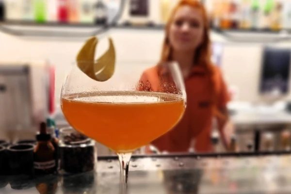 Boato, no Itaim, atrai com cardápio criativo, chamativa ambientação e bartender premiada