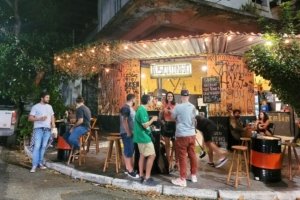 Achado na Vila Romana, Tosquinho prepara no capricho uma paixão gaúcha, o sanduíche xis