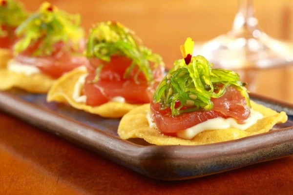 Miya, do chef Flávio Miyamura, renasce no Baixo Pinheiros no formato de um wine bar