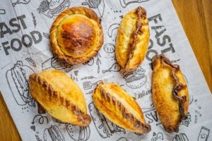 Com deslizes na cozinha, Ella Fitz ainda não justifica status de aguardada estreia de 2023