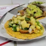 Casal de chefs à frente do mexicano Metzi inaugura taqueria Atzi, na Vila Madalena