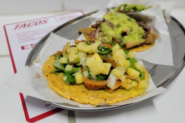 Casal de chefs à frente do mexicano Metzi inaugura taqueria Atzi, na Vila Madalena