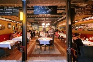 Com balcão convidativo, novo bar Lepos leva coquetelaria de qualidade para o Campo Belo